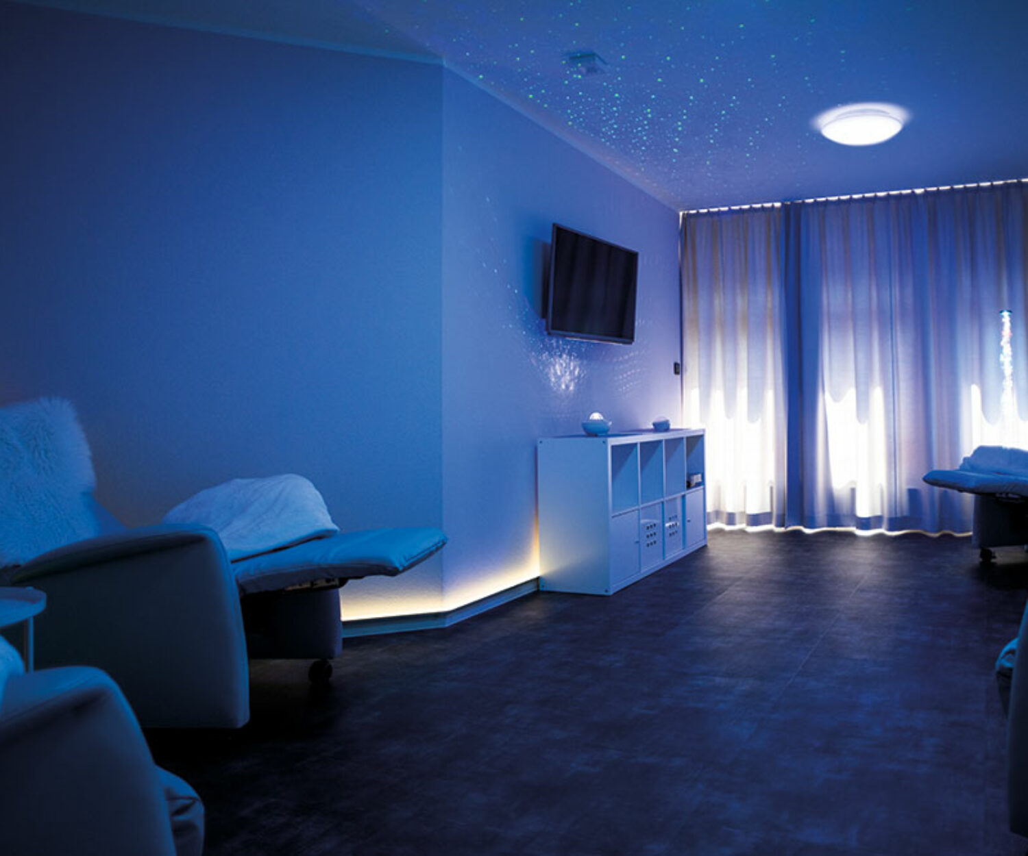 Ruhiges Themenzimmer mit bequemen Sesseln, warmem Licht und harmonischer Einrichtung im Bürgerheim Schwenningen