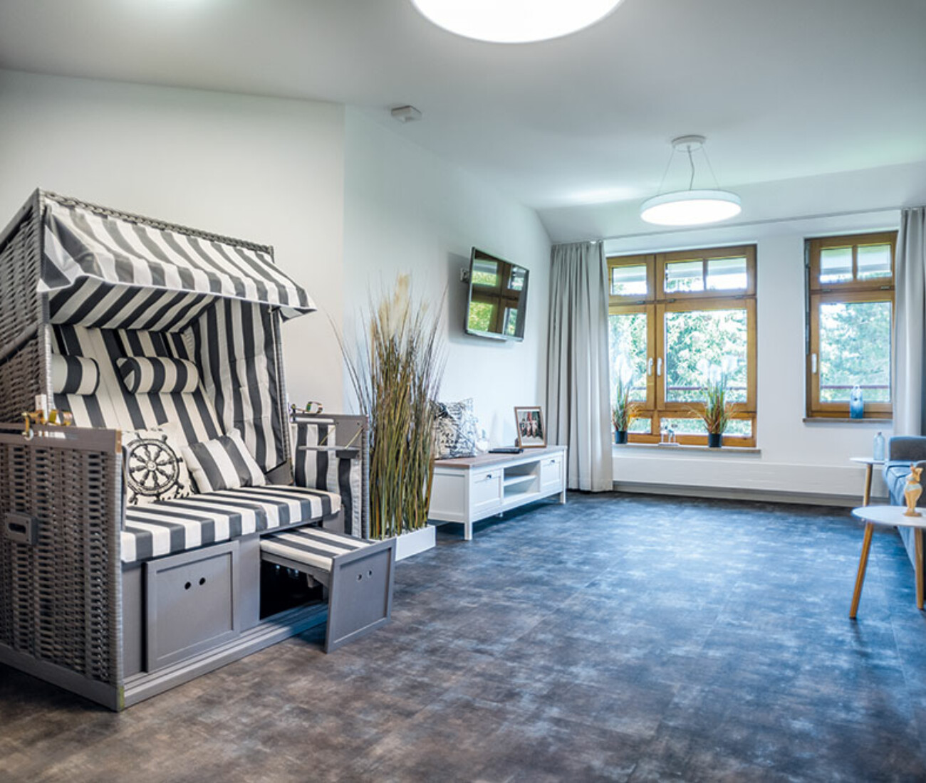 Themenzimmer Wasser im Bürgerheim Schwenningen – beruhigende Einrichtung mit blauen Farbtönen, maritimen Dekorationen und Wasser-Motiven