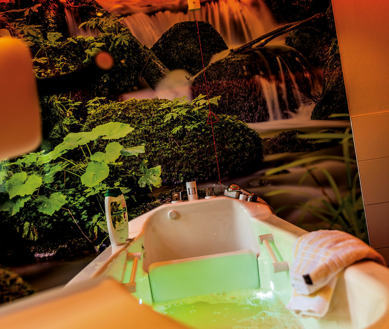 Modernes Wellnessbad mit Pflegebadewanne, Farblichtbeleuchtung und rutschfester Bodenfläche im Bürgerheim Schwenningen