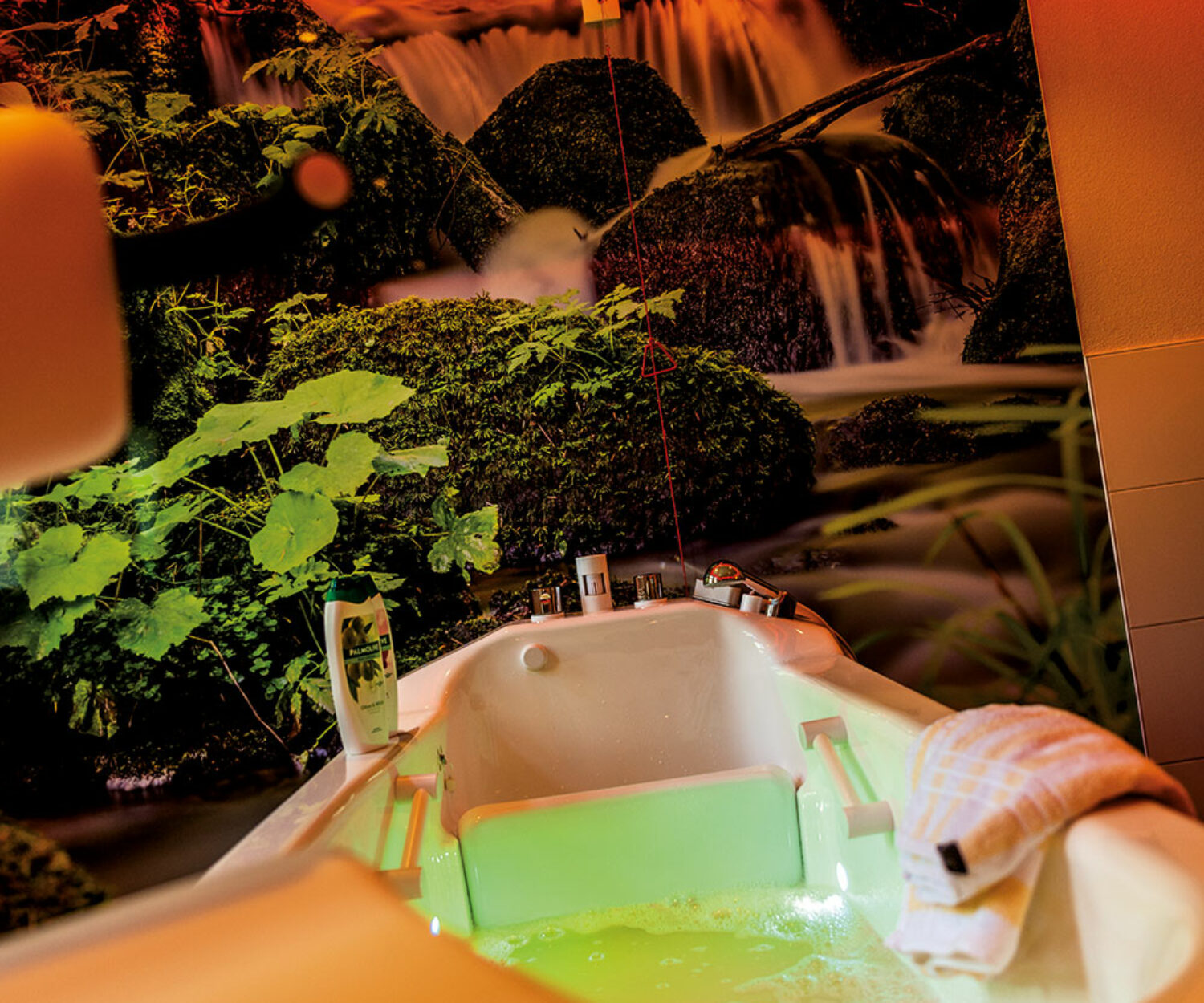 Modernes Wellnessbad mit Pflegebadewanne, Farblichtbeleuchtung und rutschfester Bodenfläche im Bürgerheim Schwenningen