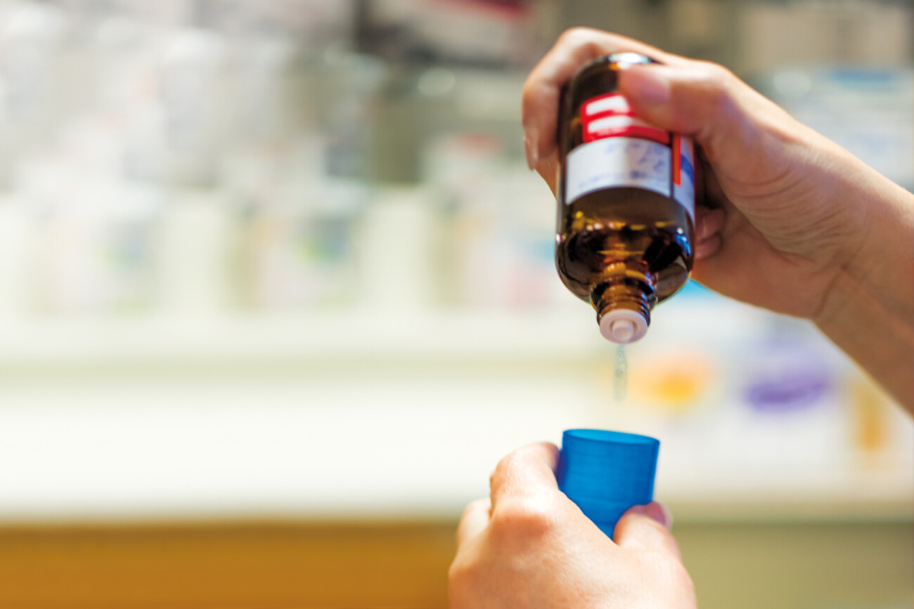 Pflegepersonal im Bürgerheim Schwenningen beim verantwortungsvollen und sorgfältigen Austausch der Medikamente während der Schichtübergabe – höchste Priorität auf Patientensicherheit