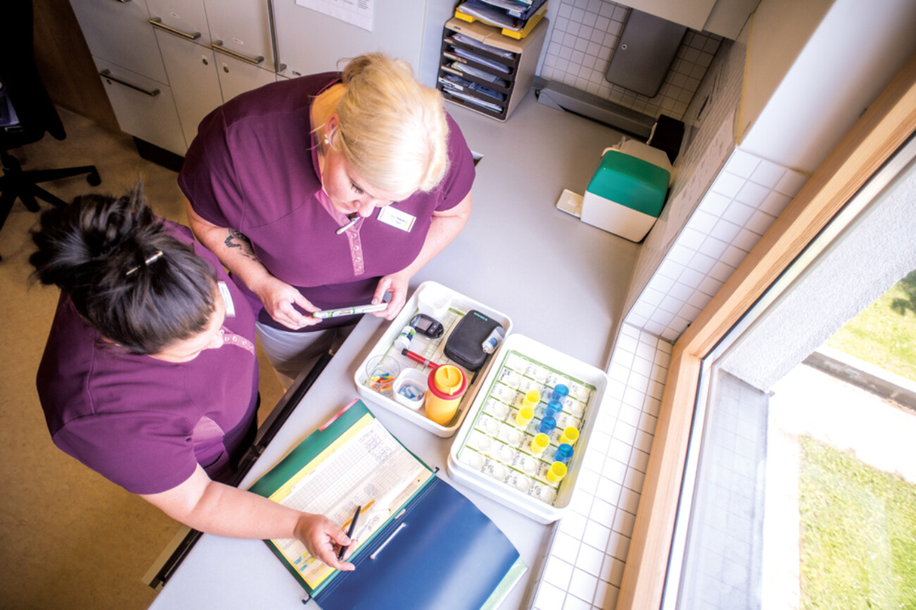 Medikamentenstation im Bürgerheim Schwenningen – geöffnete Medikamentenschublade mit sorgfältig sortierten Arzneimitteln und Etiketten