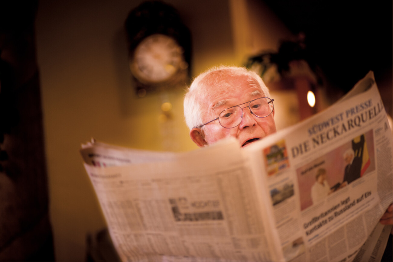 Senior genießt ruhige Zeit mit Zeitung im Bürgerheim Schwenningen