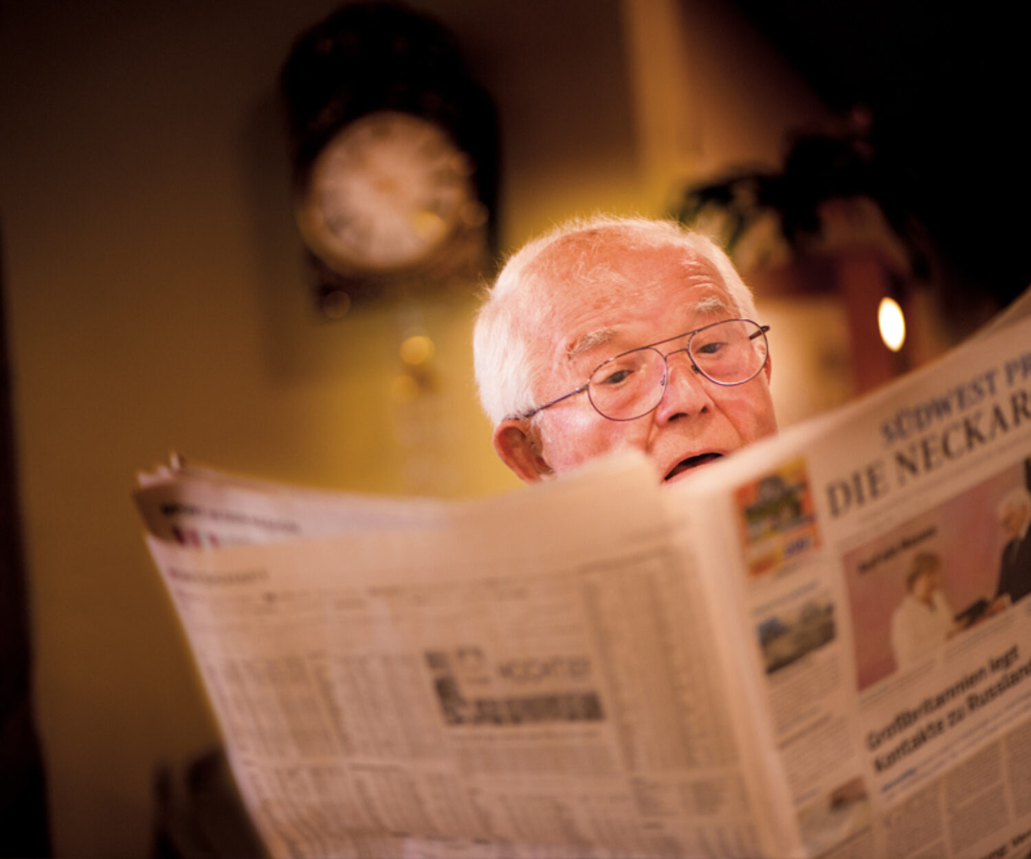 Senior genießt ruhige Zeit mit Zeitung im Bürgerheim Schwenningen