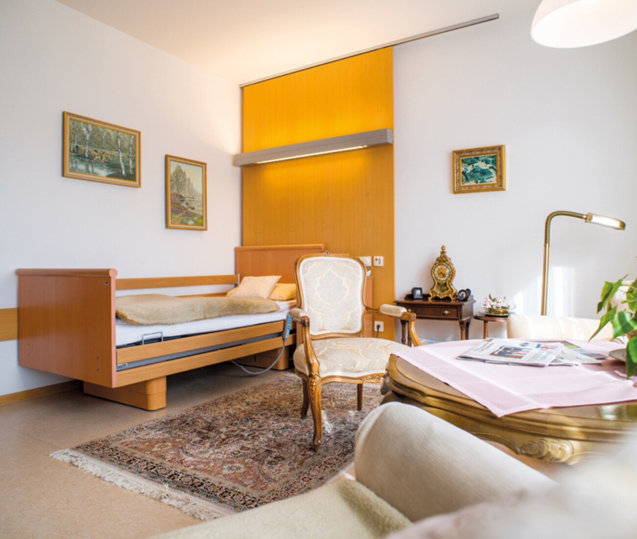 Einzelzimmer im Haus Schwenninger Moos im Bürgerheim Schwenningen – gemütlichesPflegezimmer mit Pflegebett, Nachttisch, Esstisch und Tageslicht