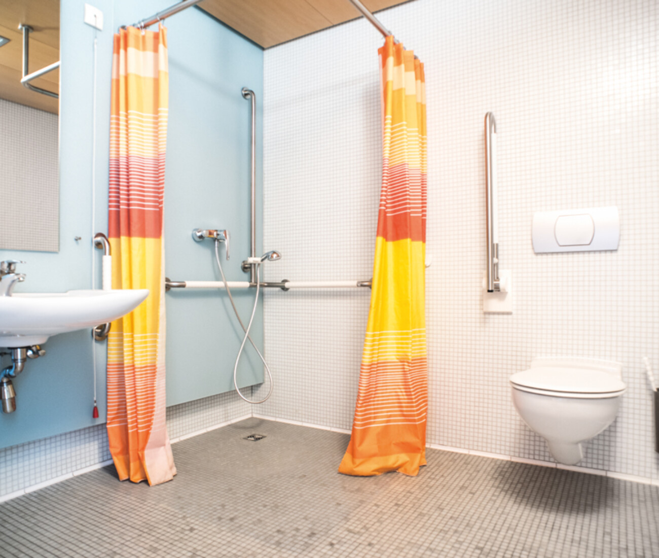 Modern eingerichtetes Badezimmer mit allen nötigen Sicherheitsstufen und Barrierefreiheit im Bürgerheim Schwenningen