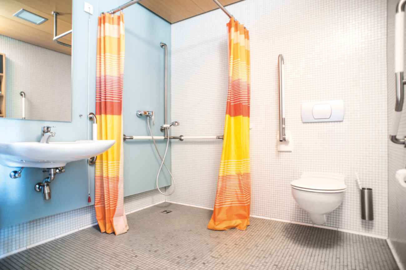 Modern eingerichtetes Badezimmer mit allen nötigen Sicherheitsstufen und Barrierefreiheit im Bürgerheim Schwenningen