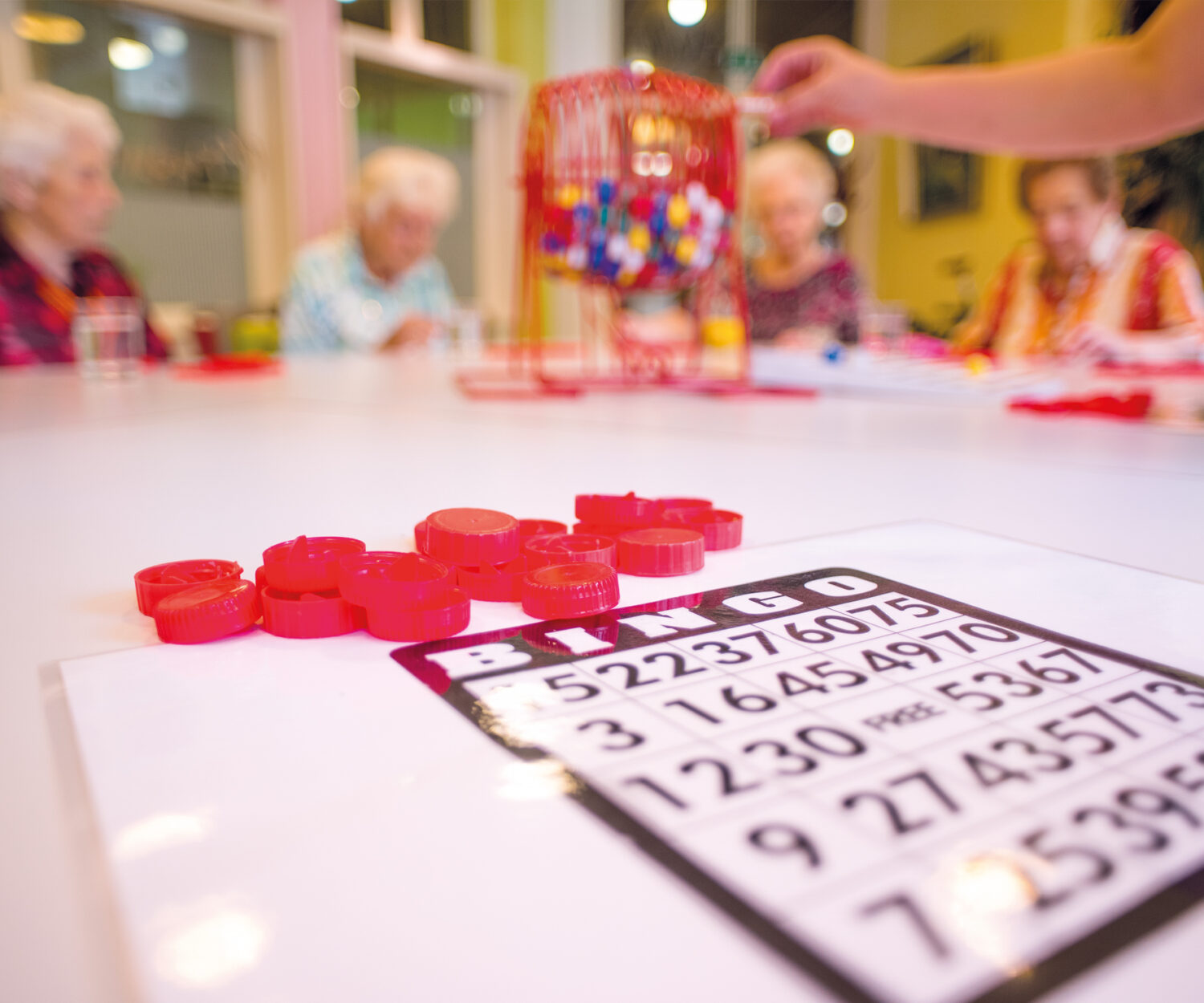 Senior:innen im Bürgerheim Villingen-Schwenningen e.V. spielen gemeinsam eine Runde Bingo – konzentrierte Atmosphäre bei Kaffee und Gesprächen