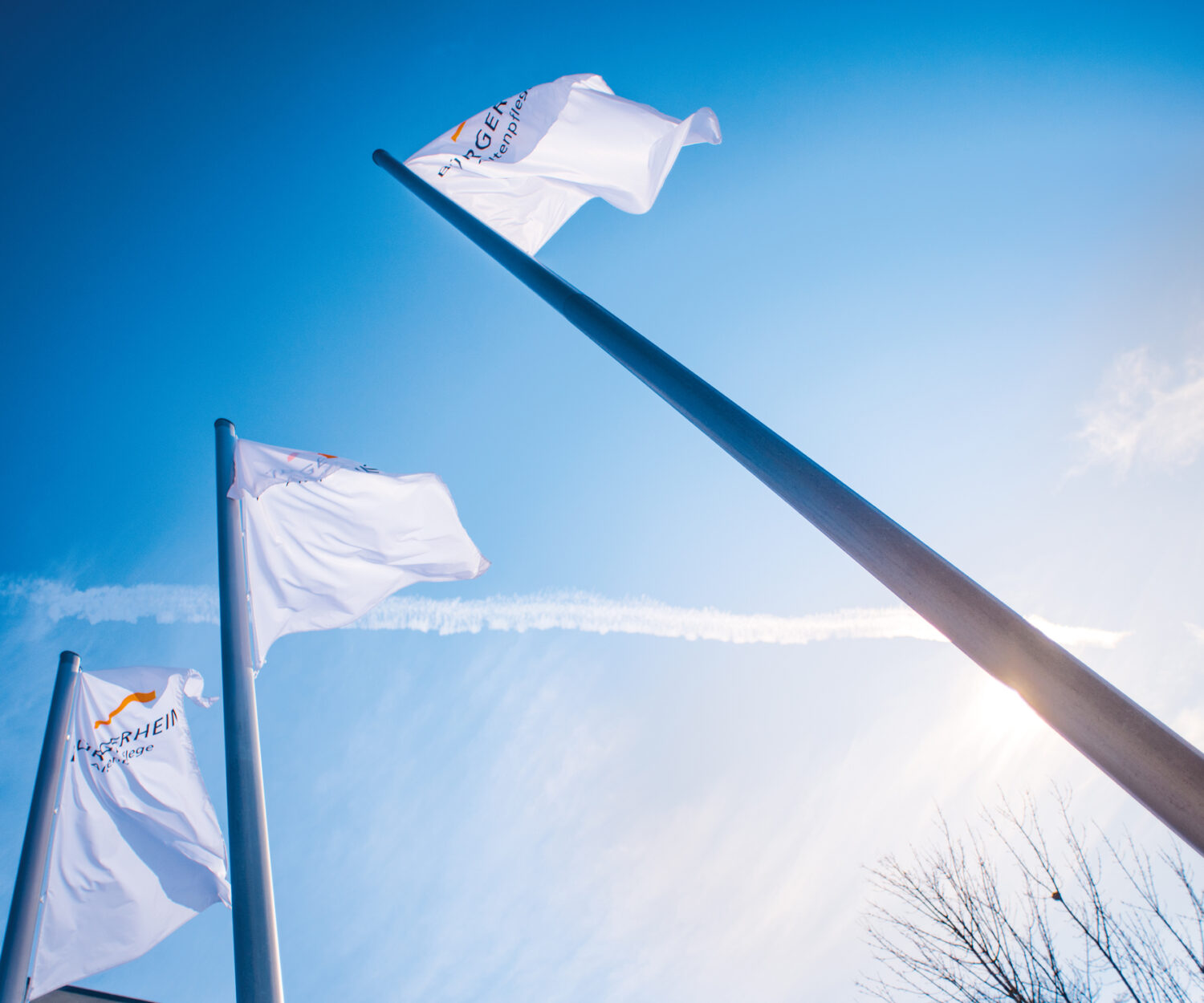 Das Bürgerheim Villingen-Schwenningen e.V. mit stolz erhobenen Fahnen – Symbol für Gemeinschaft und Identität