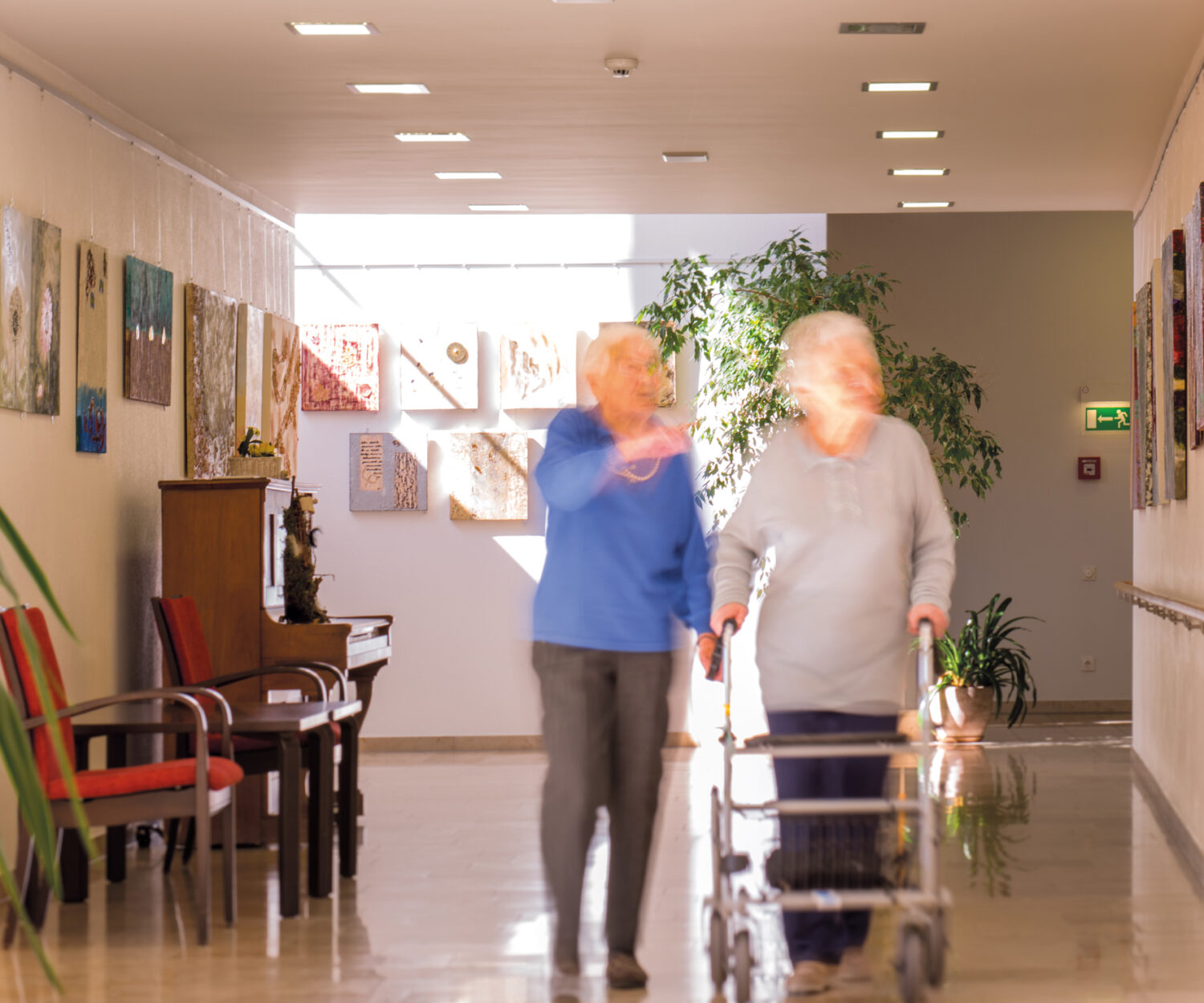 Flur im Bürgerheim Villingen-Schwenningen e.V. mit Kunstinstallation – Galeriegang mit wechselnden Ausstellungen ortsansässiger Künstler