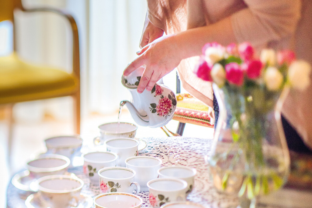 Gemütliche Teezeit im Bürgerheim Schwenningen – eine Teekanne schenkt heißen Tee in zartes Porzellan auf blumengeschmücktem Tisch