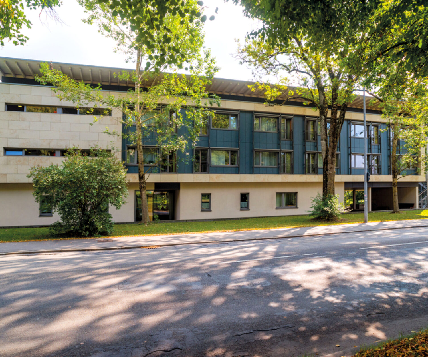 Das Bürgerheim Villingen-Schwenningen e.V. in einer sommerlichen Außenaufnahme – Gebäude und Gartenanlage in sonnigem Licht