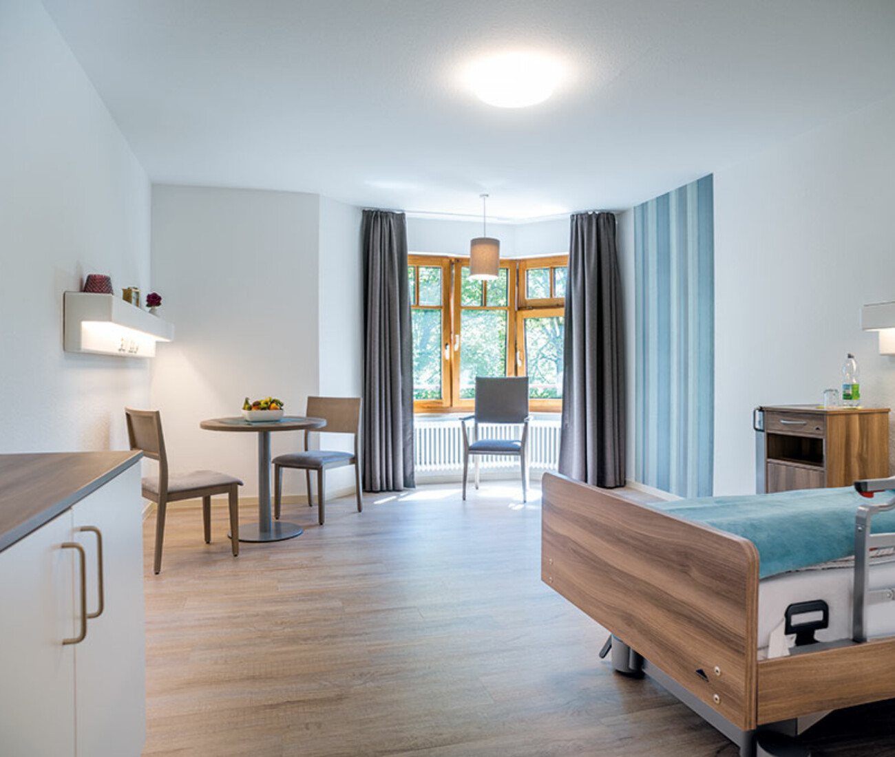 Modern eingerichtetes Bewohnerzimmer mit viel Tageslicht im Bürgerheim Schwenningen.