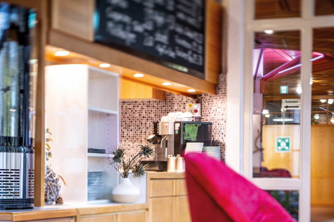 Helles und gemütliches Café im Bürgerheim Villingen-Schwenningen mit stilvoller Einrichtung