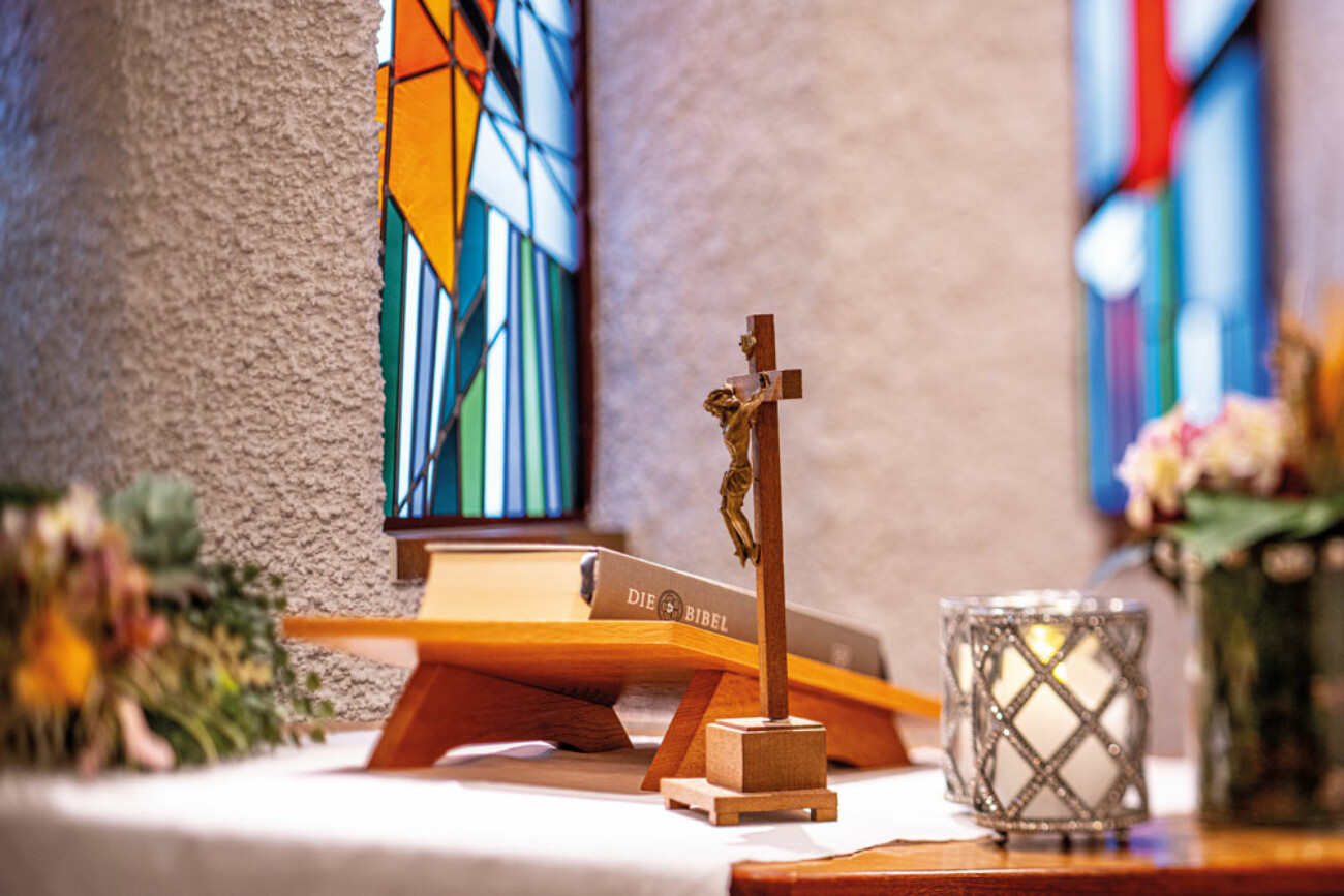 Stimmungsvolle Kapelle im Bürgerheim Schwenningen mit schlichtem Altar und Sitzgelegenheiten für Andachten
