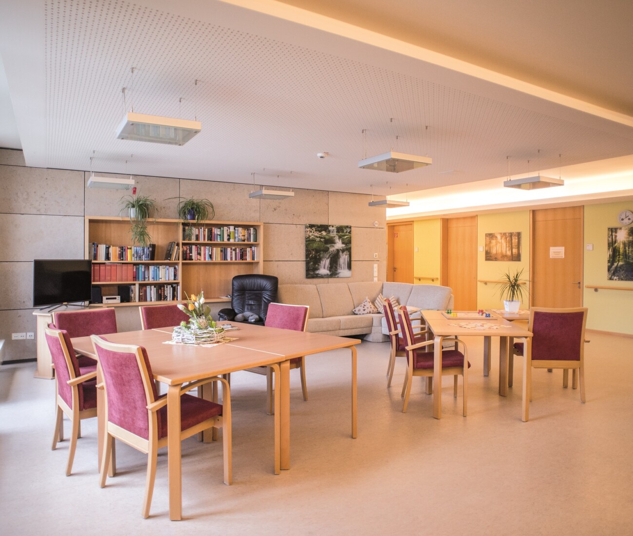 Moderner, sonnendurchfluteter Aufenthaltsraum – Lebendiger Alltag im Bürgerheim Schwenningen