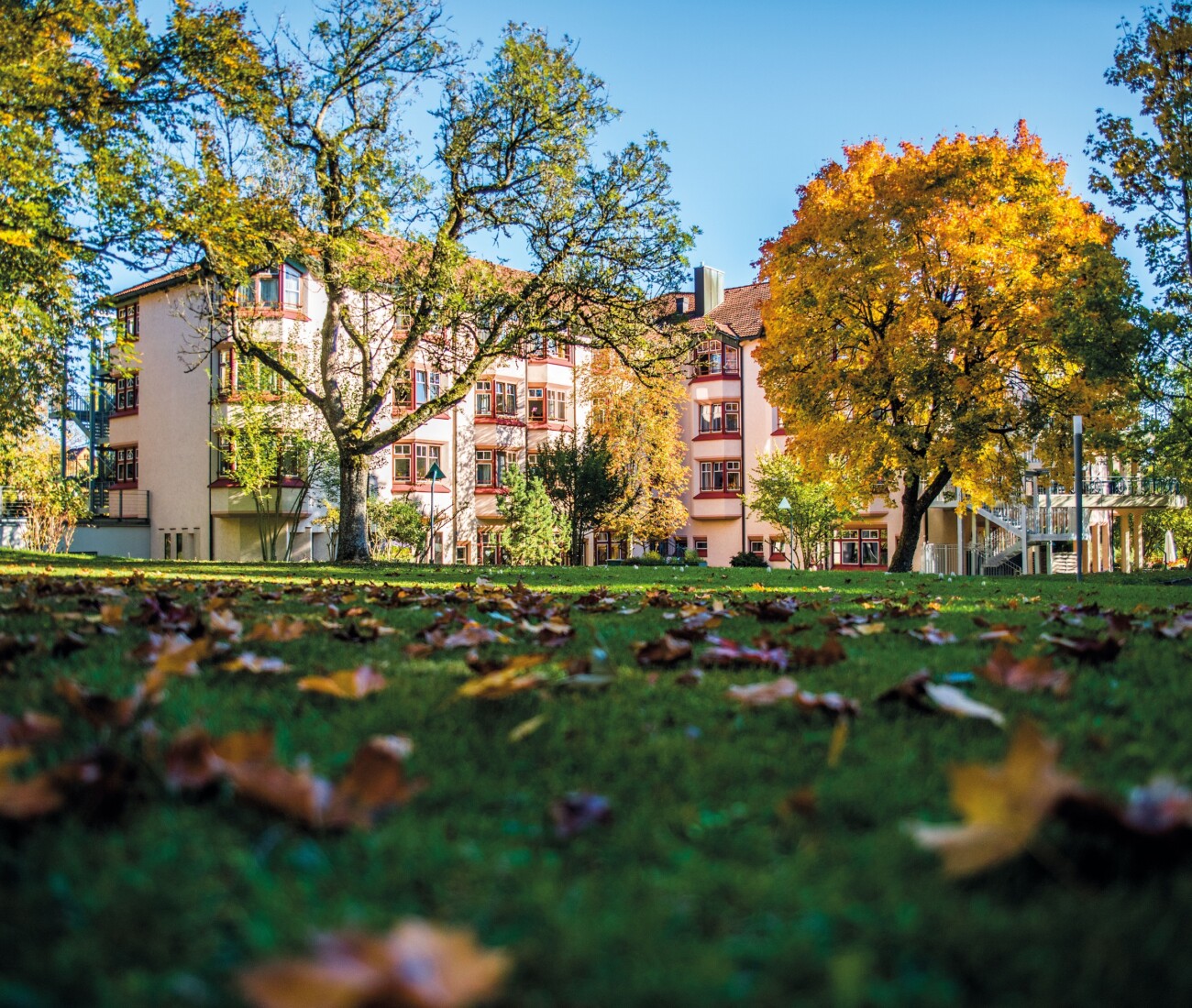 Herbstliche Außenansicht des Bürgerheims Schwenningen – Gebäude mit bunten Laubbäumen im Vorgarten