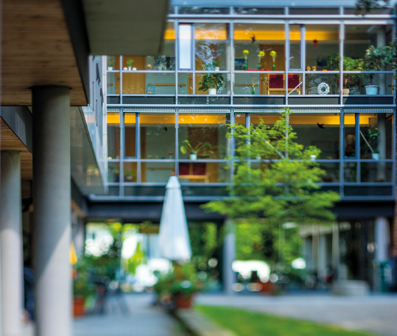 Außenansicht des Bürgerheims Schwenningen im Sommer mit Blick auf die Gänge der Besucherzimmer.