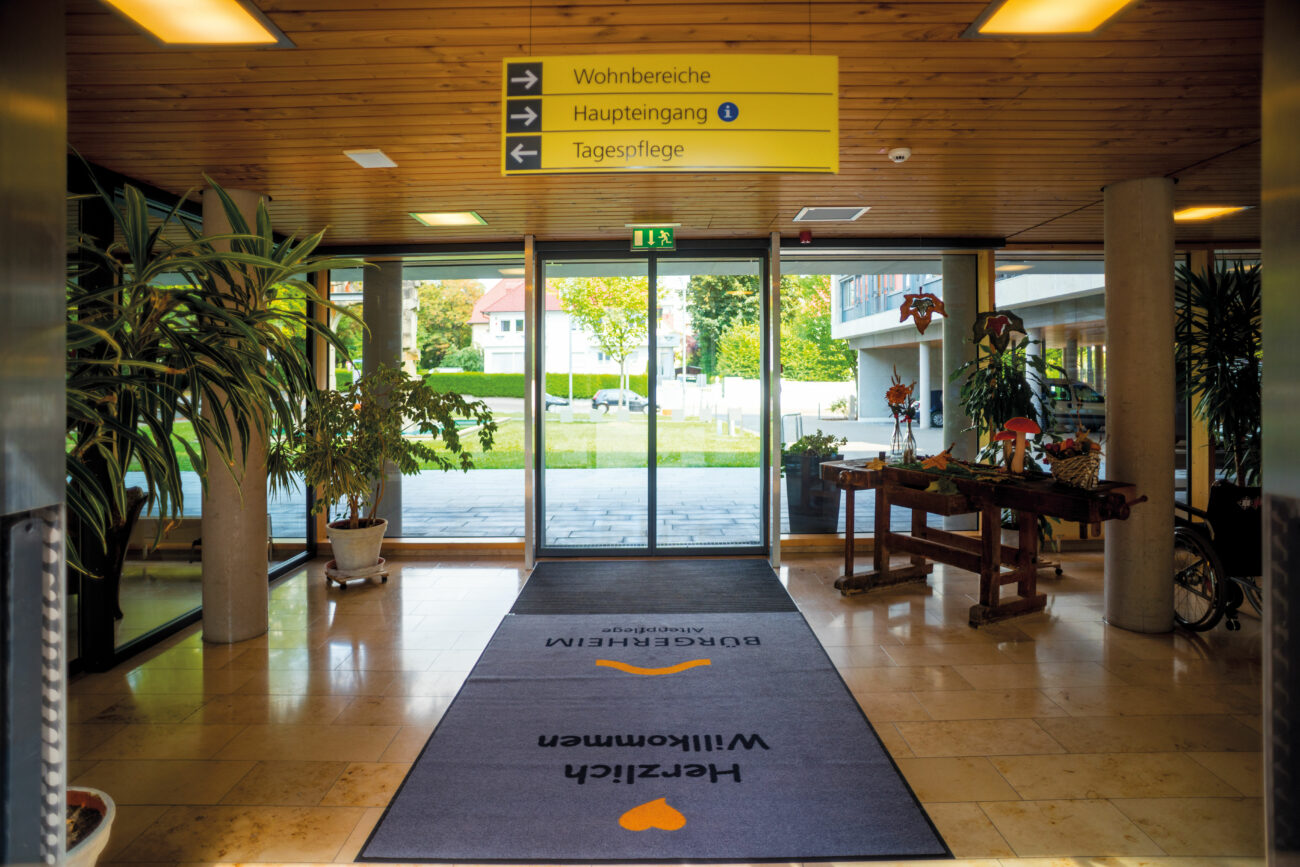 Eingangsflur mit Schild des Bürgerheims Schwenningen