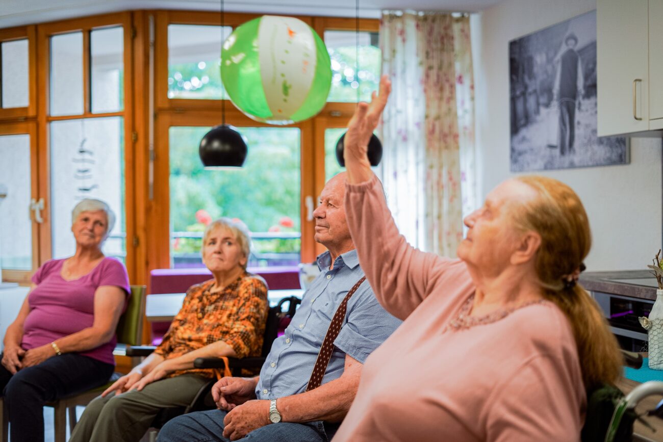 Lichtdurchfluteter Gemeinschaftsraum im Bürgerheim Villingen-Schwenningen e.V. – einladend gestalteter Raum für Aktivitäten und Begegnungen