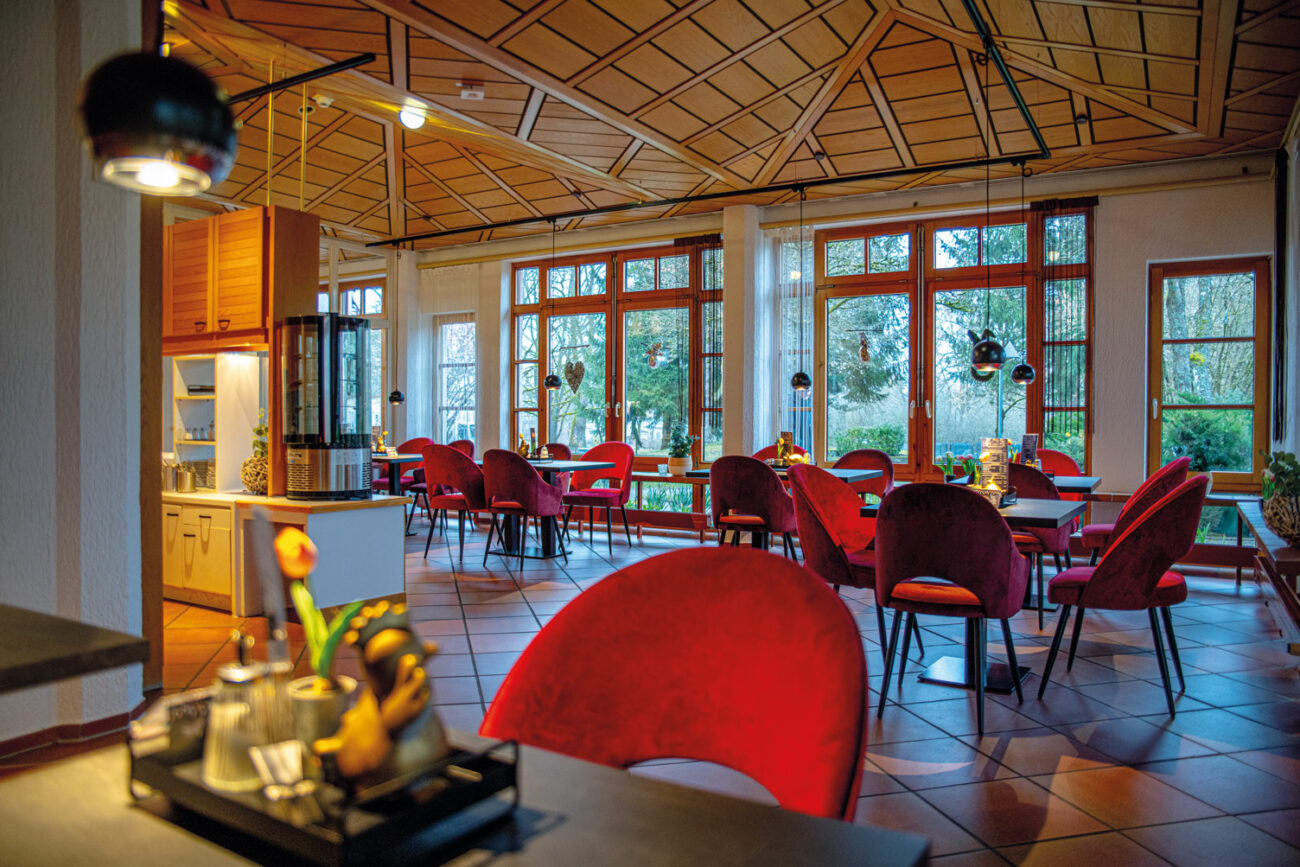 Einladendes Café im Bürgerheim Villingen-Schwenningen mit Tischen, Stühlen und angenehmer Atmosphäre