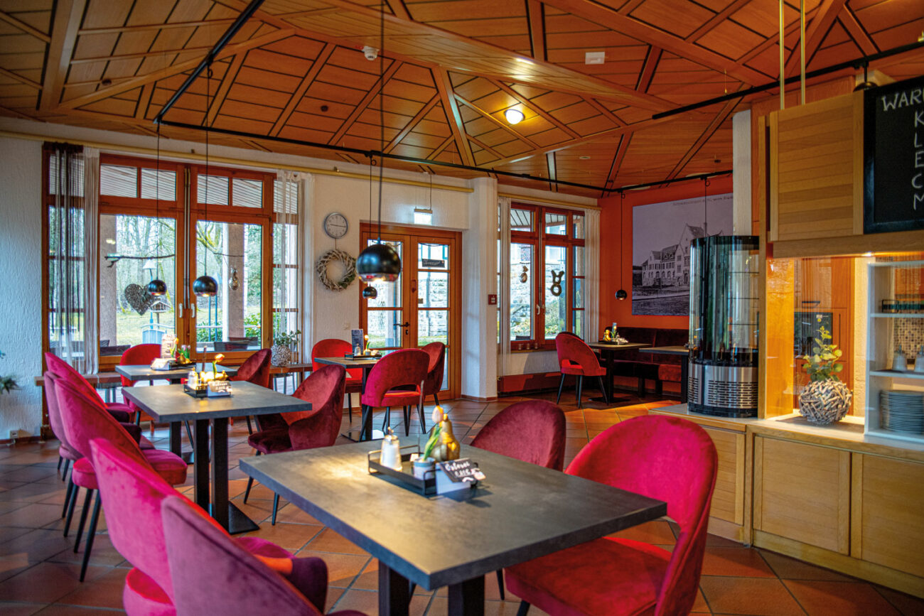 Gemütliches Café im Bürgerheim Villingen-Schwenningen mit warmem Ambiente und einladender Einrichtung