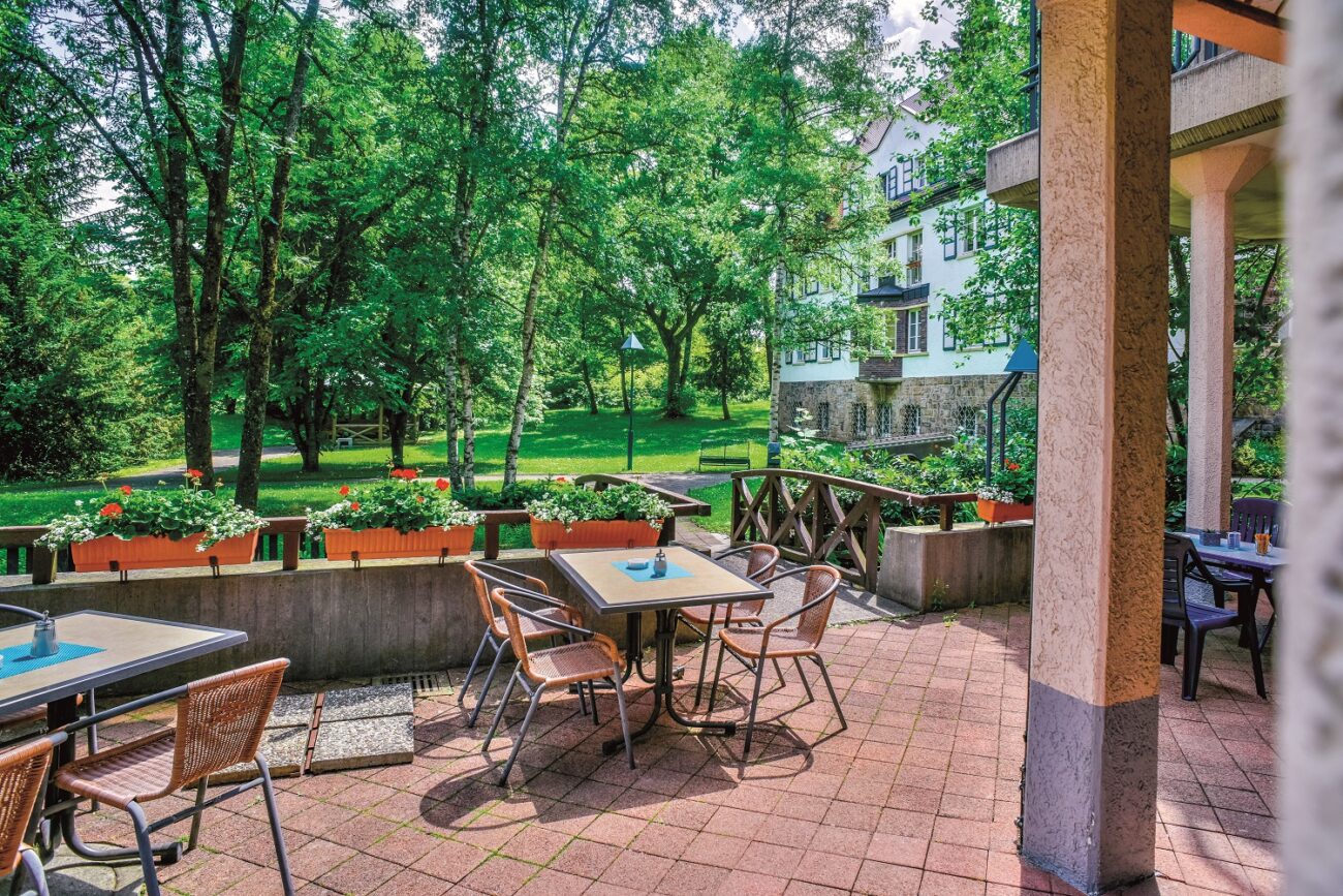 Café mit Außenbereich im Bürgerheim Schwenningen – heller, einladender Raum mit gemütlichen Tischen und Stühlen sowie angrenzender Terrasse für gesellige Kaffeerunden