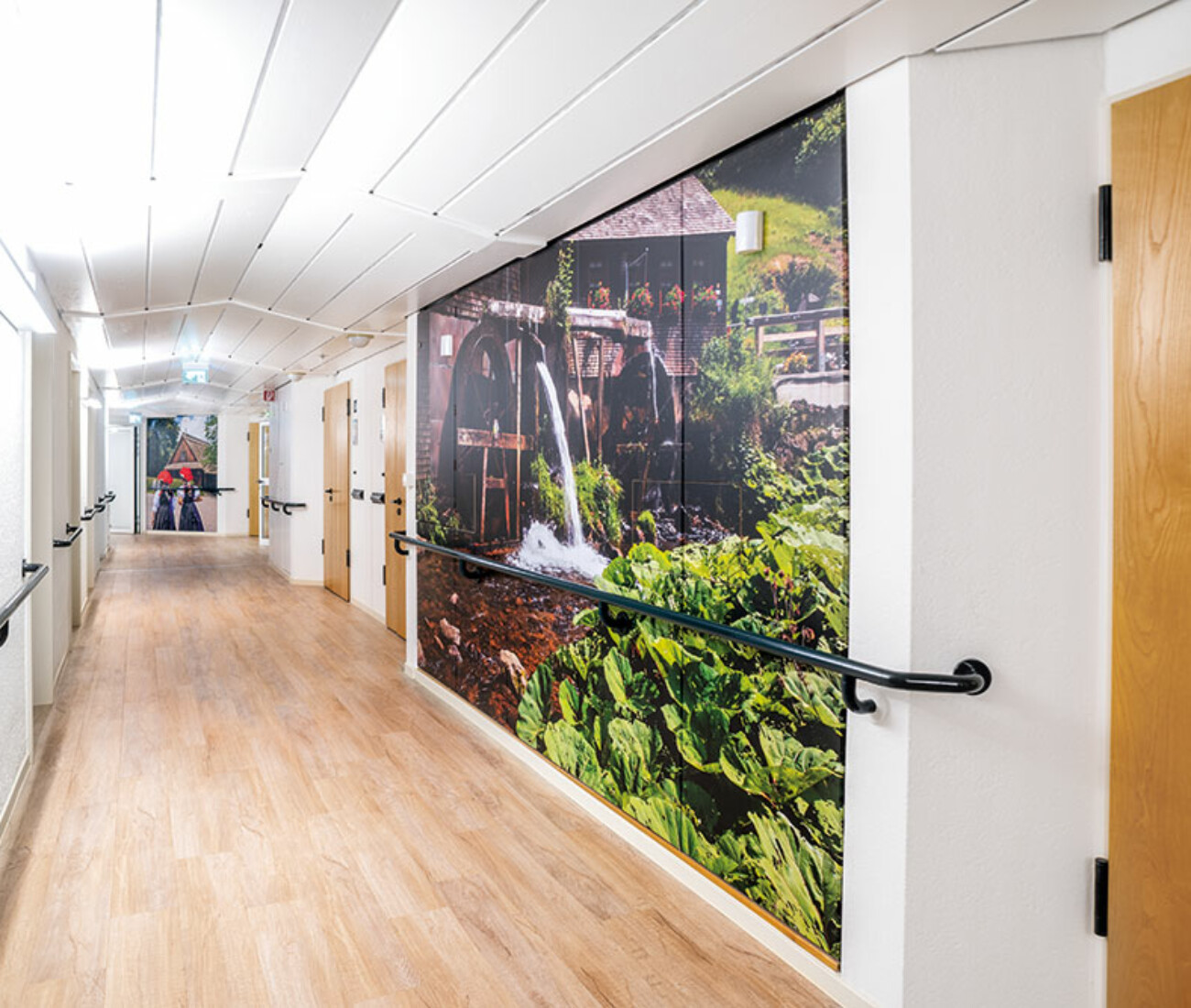 Flur im Bürgerheim Schwenningen mit Handläufen, Sitzgelegenheit und immer speziellen Wanddekorationen