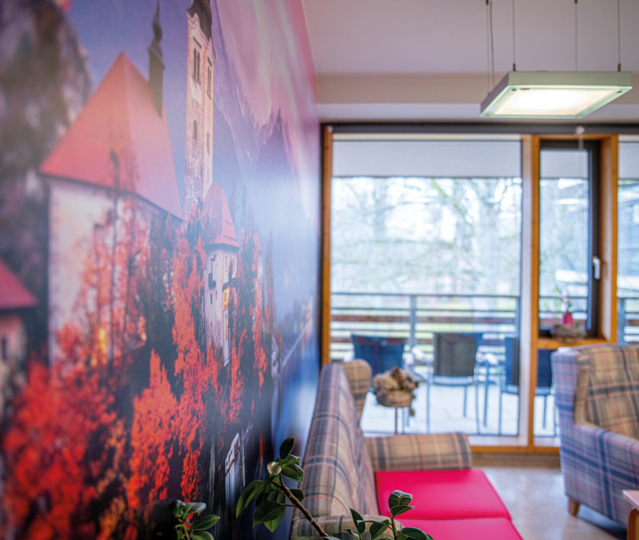 Ausblick auf den Flur mit Sitzmöglichkeiten und großem bodentiefen Fenster