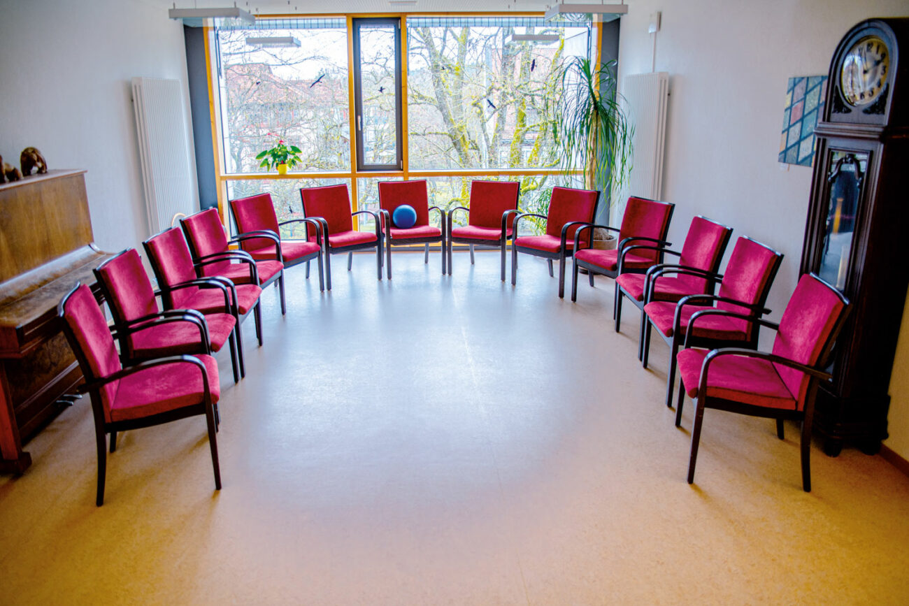 Stuhlkreis mit Gymnastikball im Haus Schwenninger Moos des Bürgerheim Schwenningen