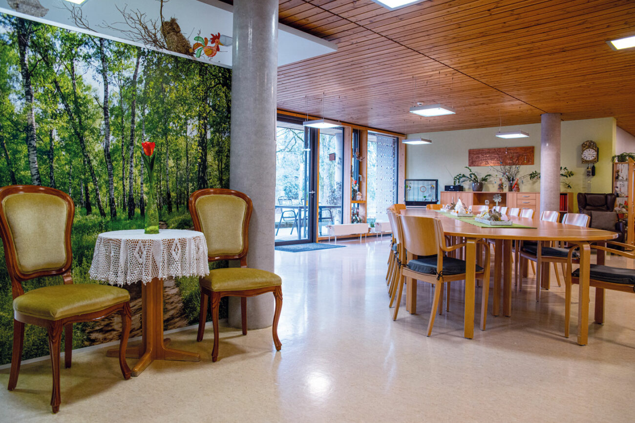 Tagespflege-Raum im Bürgerheim Schwenningen – heller, einladender Gemeinschaftsraum mit bequemen Sesseln, Tischen und dekorativen Elementen für soziale Aktivitäten