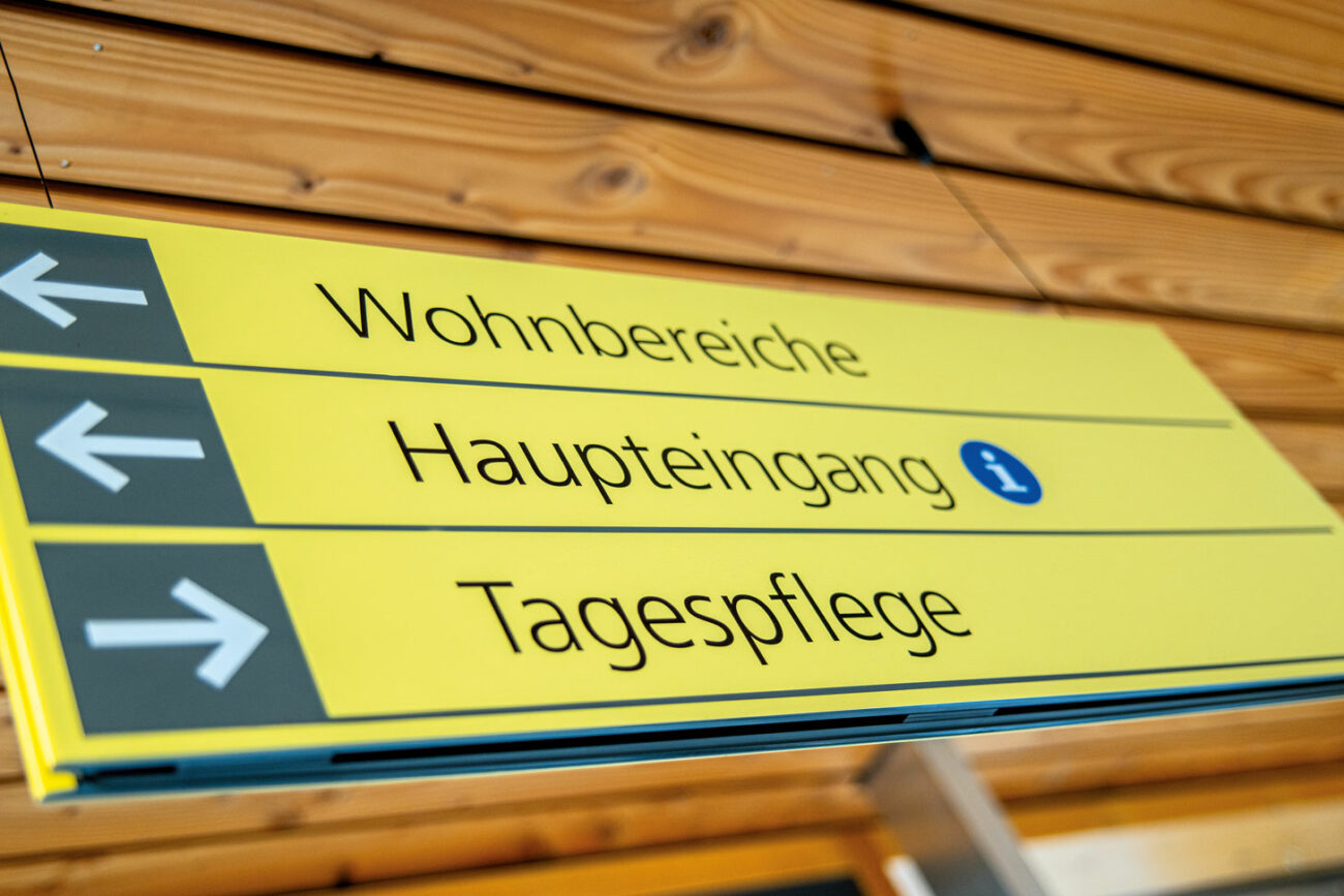 Schild zu den einzelnen Bereichen des Bürgerheims Schwenningen
