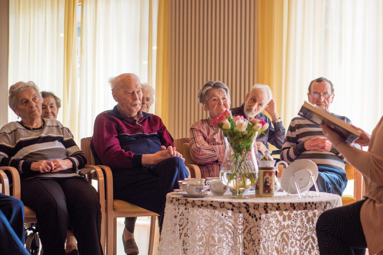Gemeinsames Vorlesen im Bürgerheim Schwenningen – Bewohnerinnen und Bewohner hören in ruhiger, wohnlicher Atmosphäre einer Geschichte zu
