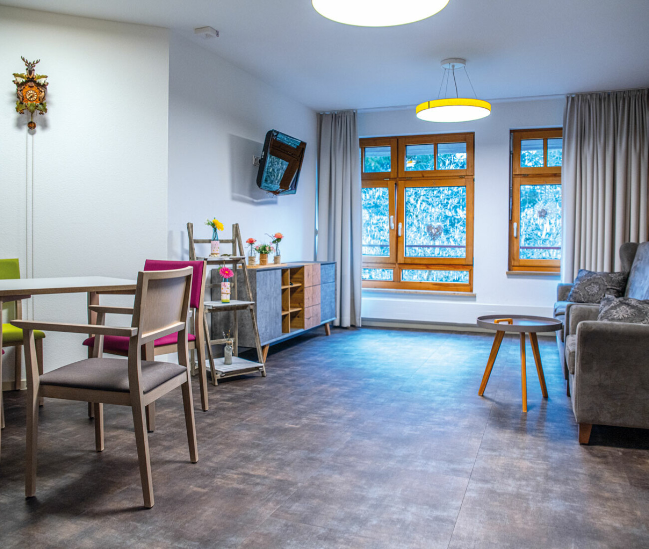 Themenzimmer Schwarzwald im Bürgerheim Schwenningen – rustikale Einrichtung mit Holzregalen, Dekor aus Naturmaterialien und Schwarzwald-Motiven