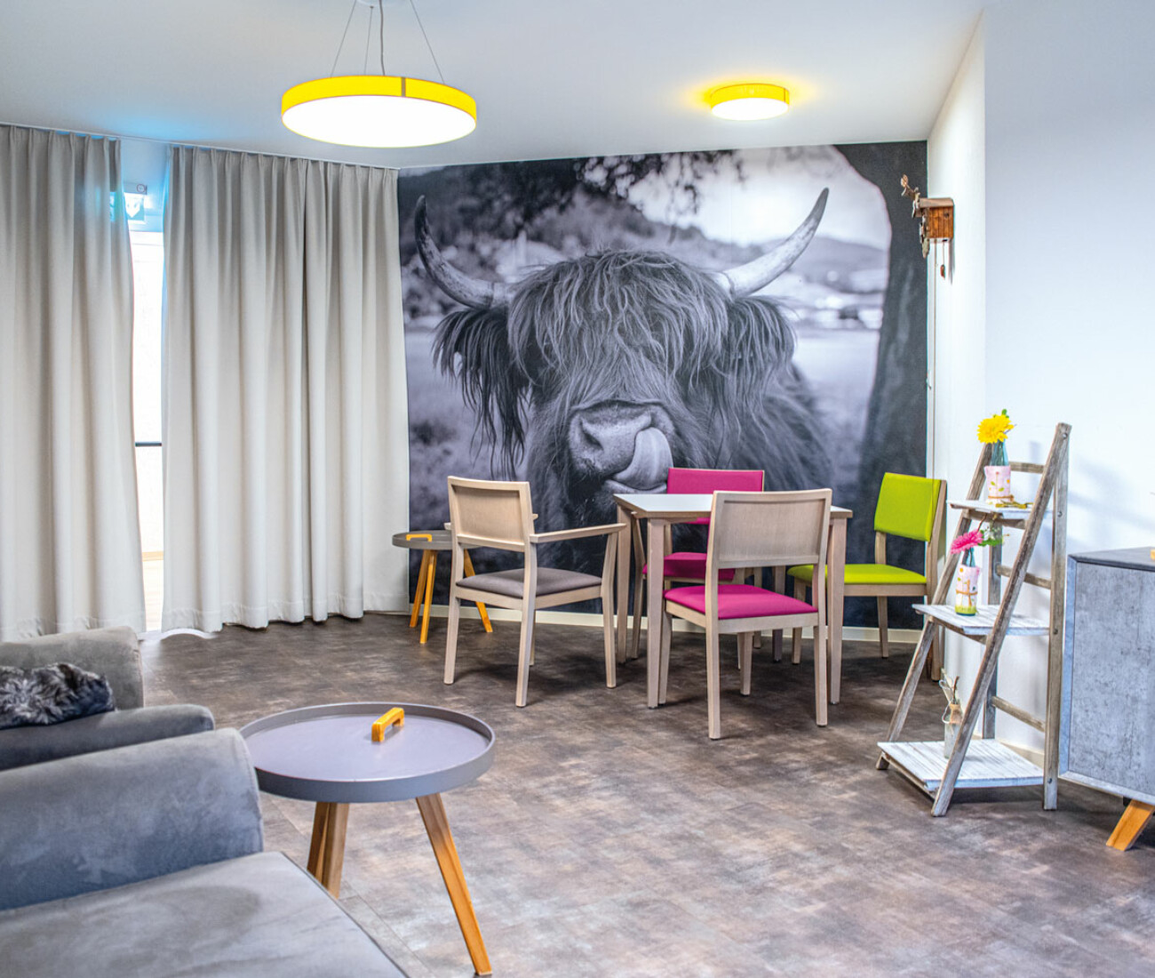 Ruhezimmer im Schwarzwald-Stil im Bürgerheim Schwenningen – rustikale Einrichtung mit Holzregalen und beruhigenden Naturmotiven