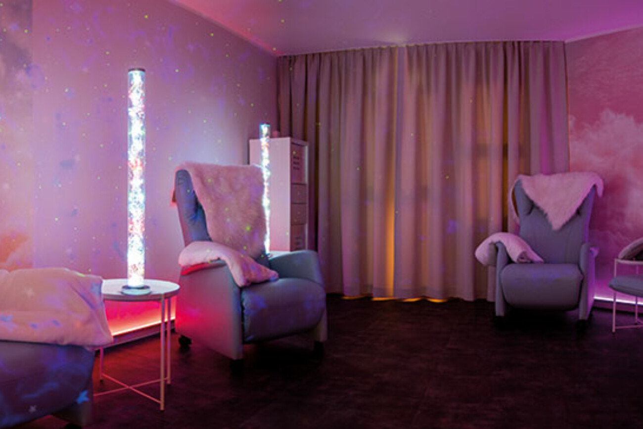 Themenzimmer Ruhe im Bürgerheim Schwenningen mit weichen Textilien, dezenten Dekorationen und warmem Farbton