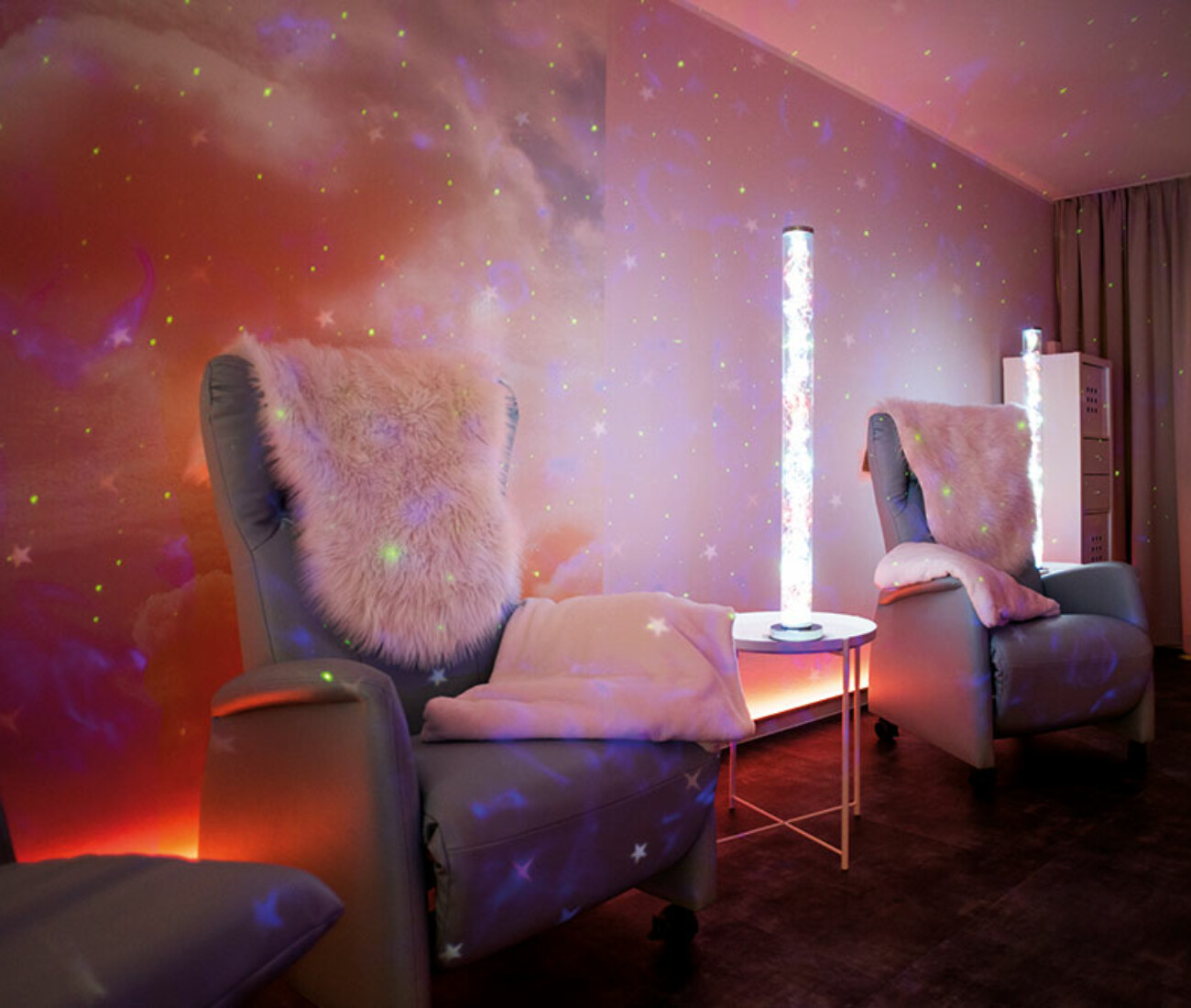 Gemütlichen Sitzgelegenheiten und integrierter Farblampe, die sanfte Farbwechsel für eine entspannende Atmosphäre ermöglicht im Bürgerheim Schwenningen.