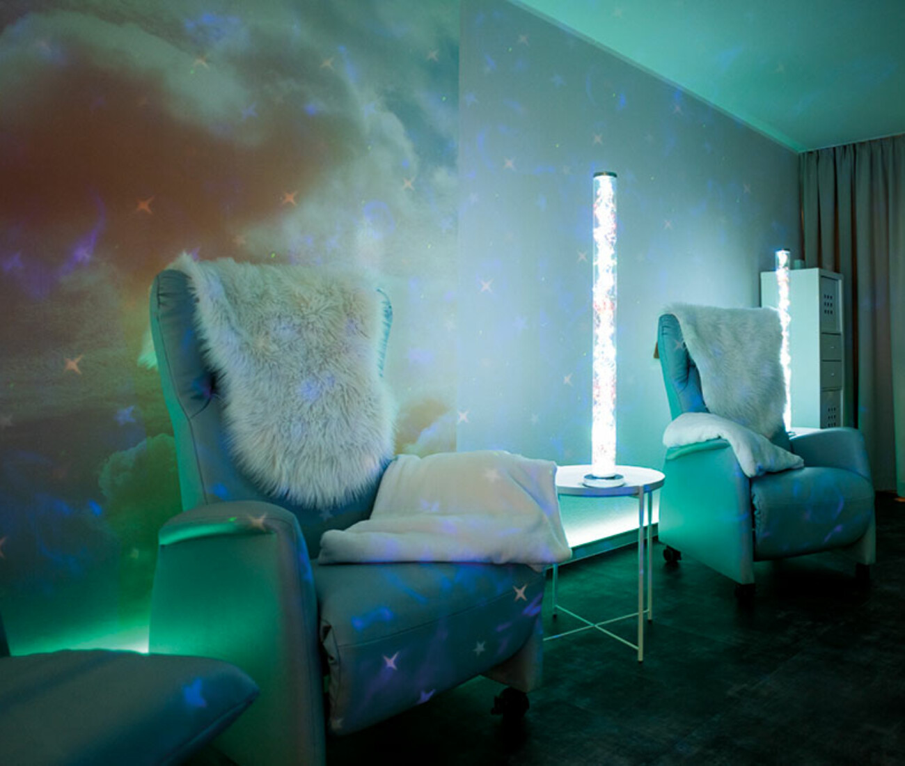 Themenzimmer Ruhe im Bürgerheim Schwenningen – gemütliche und ruhige Einrichtung mit sanften Farben, bequemen Sitzgelegenheiten und entspannender Atmosphäre