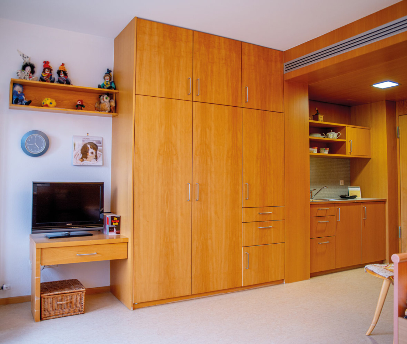 Gemütliches Einzelzimmer im Bürgerheim Schwenningen mit verstellbarem Pflegebett, liebevoll eingerichtetem Nachttisch und freundlicher Atmosphäre zum Wohlfühlen