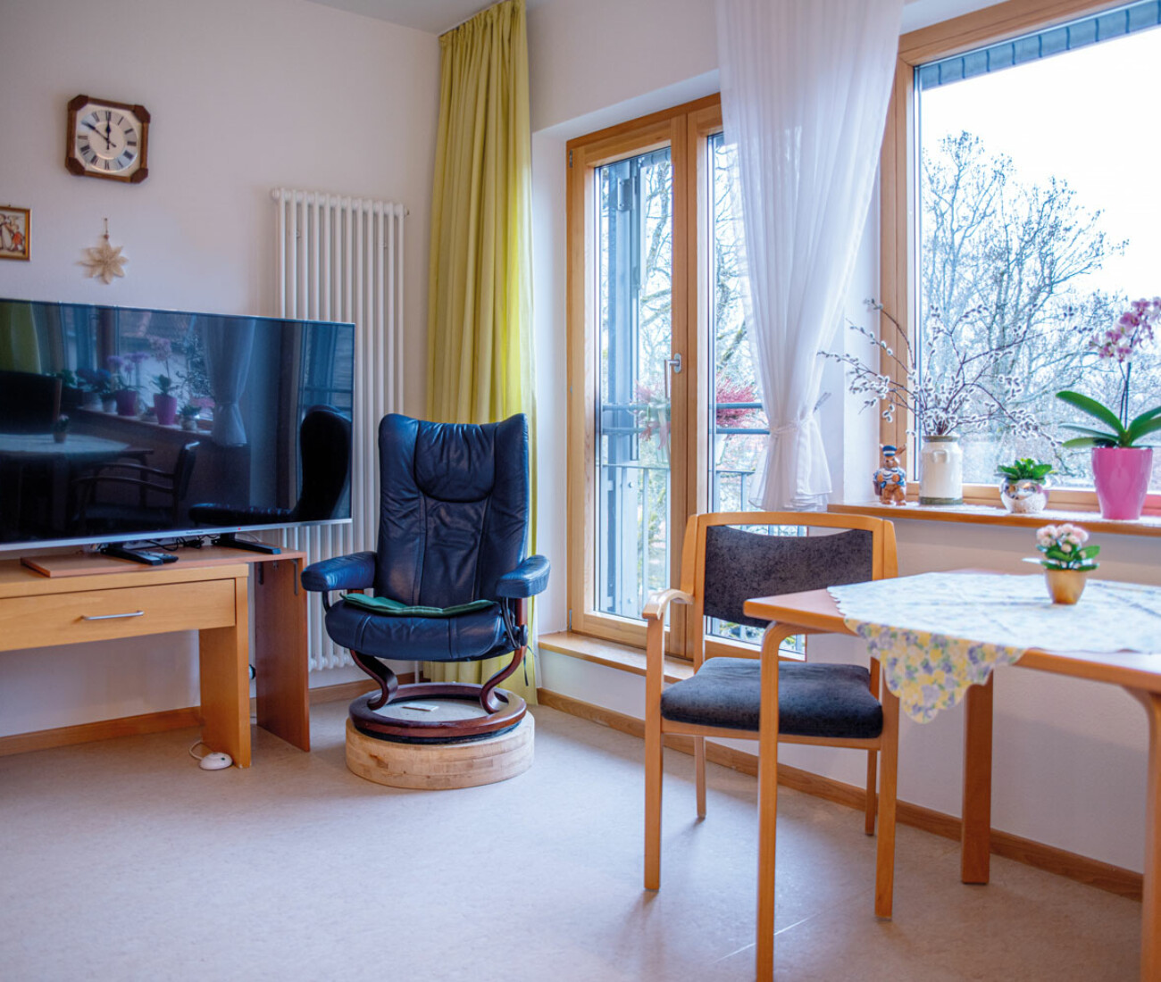 Zimmer mit gemütlichem Fernsehsessel und TV.