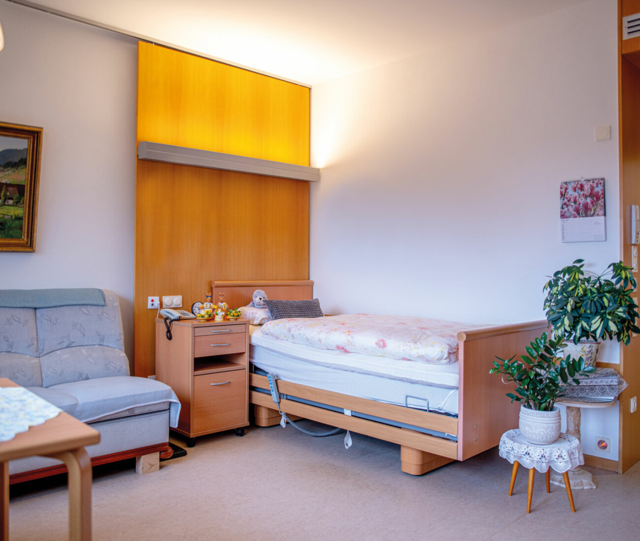 Einzelzimmer im Bürgerheim Schwenningen mit verstellbarem Pflegebett, Nachttisch, Kleiderschrank und freundlicher, heller Einrichtung