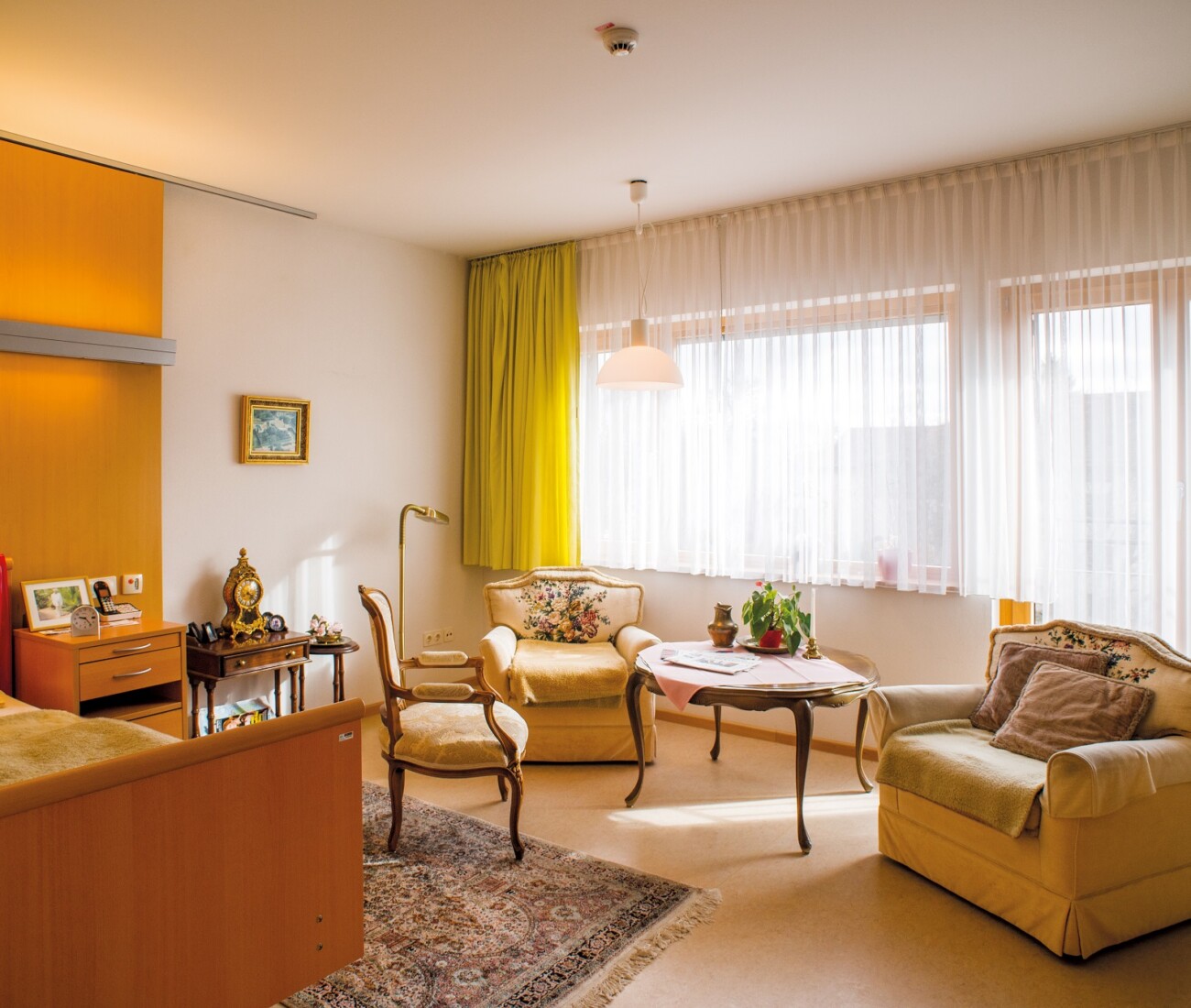 Gemütliches Einzelzimmer im Bürgerheim Schwenningen mit verstellbarem Pflegebett, liebevoll eingerichtetem Nachttisch, freundlicher Atmosphäre, eigenem Balkon mit Fenstern